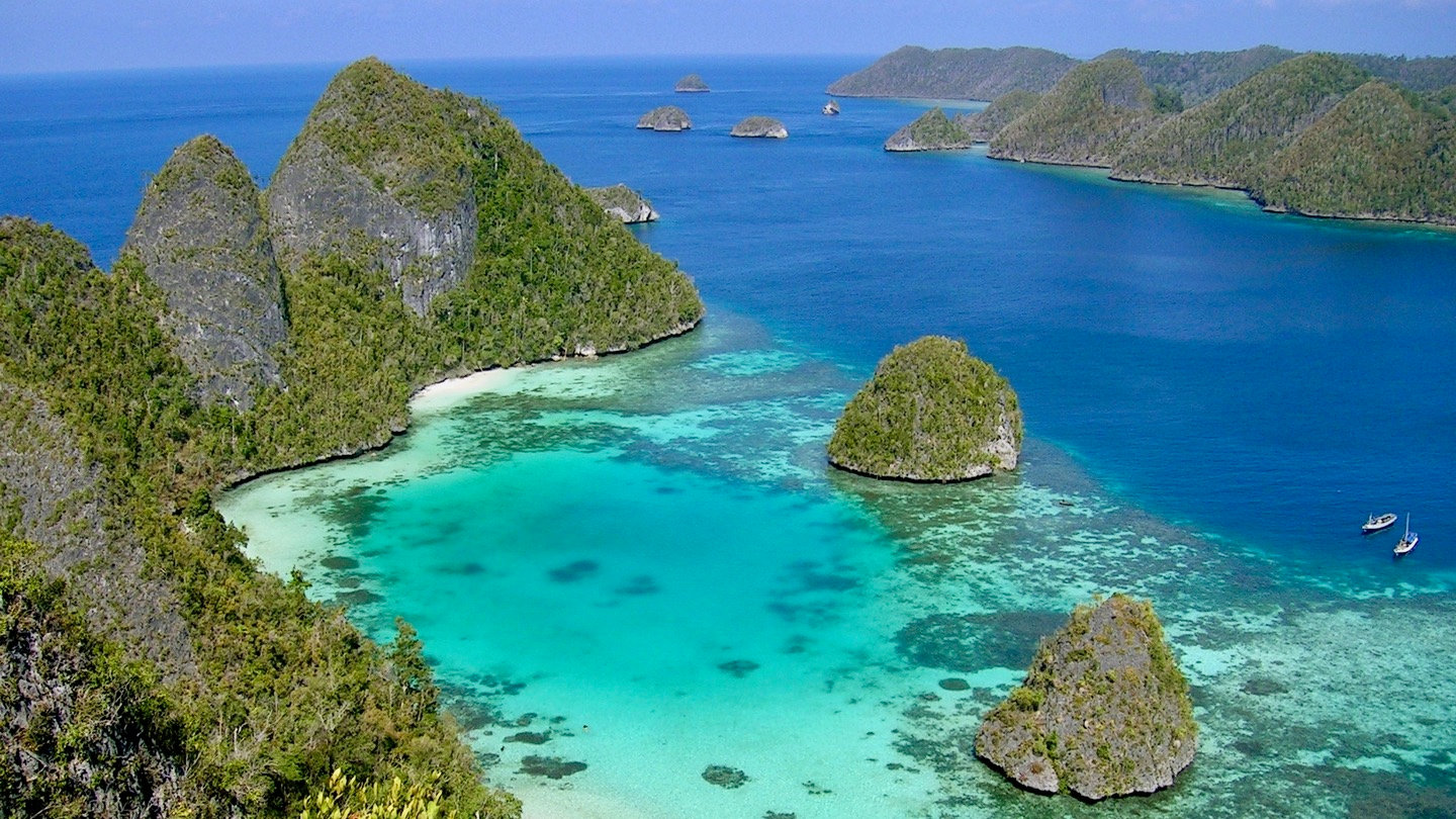 EcoFriendly Raja Ampat Liveaboard Snorkeling & Diving Nomad